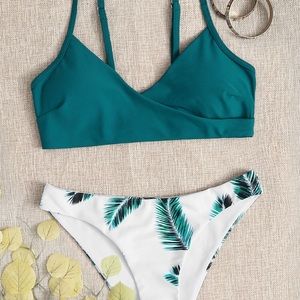 🎉HP🎉BNWT Palm Print Adjustable Strap Bikini